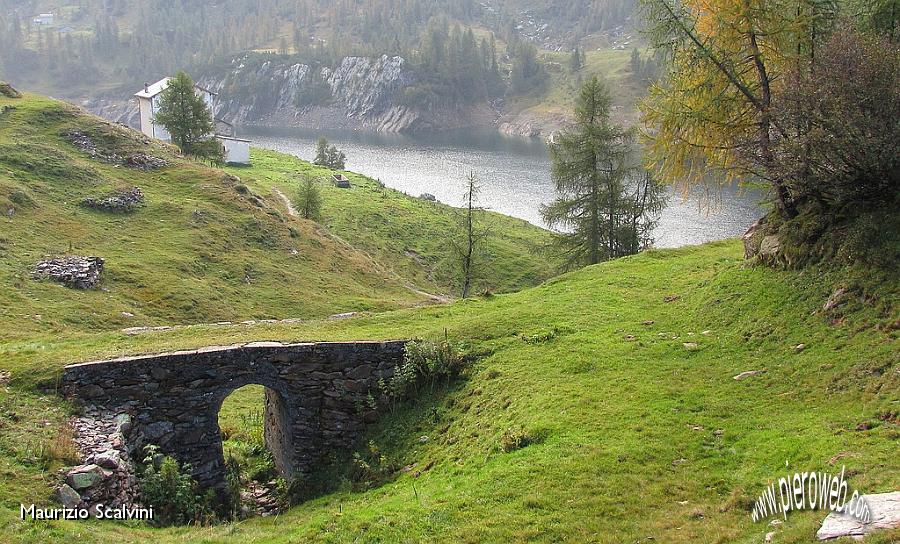 11 Un viadotto sopra il lago.JPG